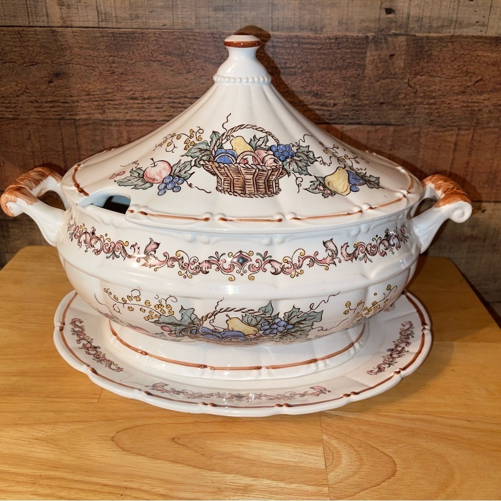 Vintage soup toureen with lid - Picture 3 of 10